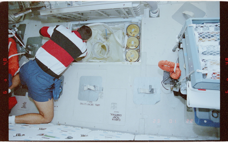 STS058-11-004.jpg