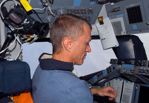STS115-E-05351