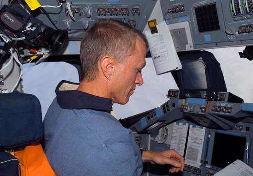 STS115-E-05352