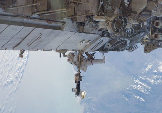 STS115-E-05518