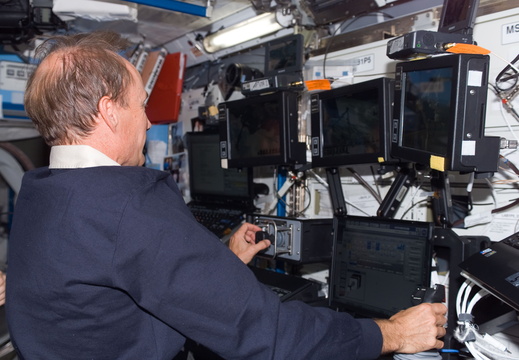 STS115-E-05527