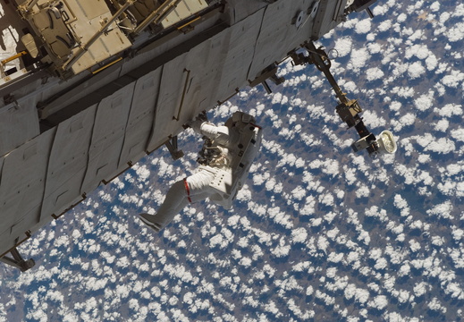 STS115-E-05541