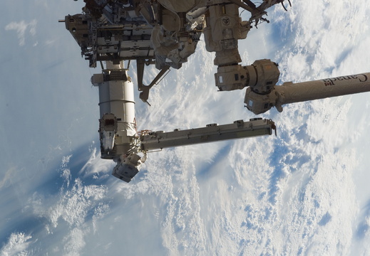 STS115-E-05563