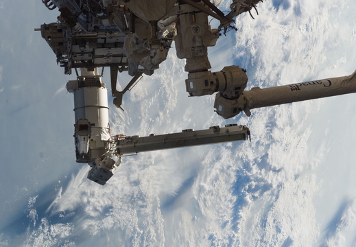 STS115-E-05564