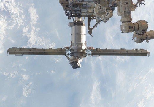 STS115-E-05569