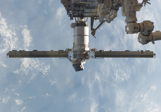 STS115-E-05570
