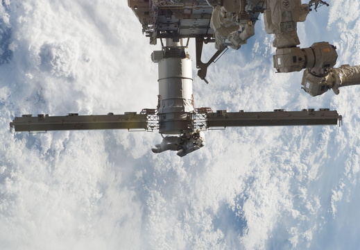 STS115-E-05577