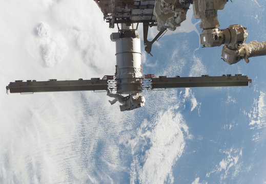 STS115-E-05583