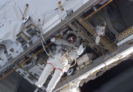 STS115-E-05590
