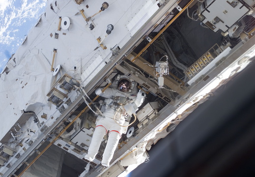 STS115-E-05591