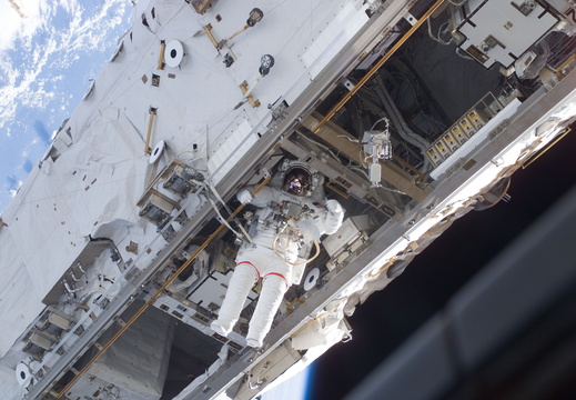 STS115-E-05592