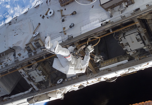STS115-E-05593
