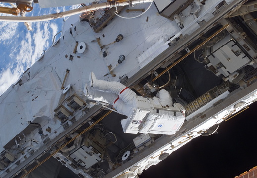 STS115-E-05594