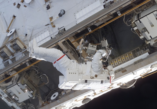 STS115-E-05596