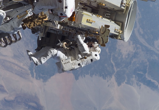 STS115-E-05623