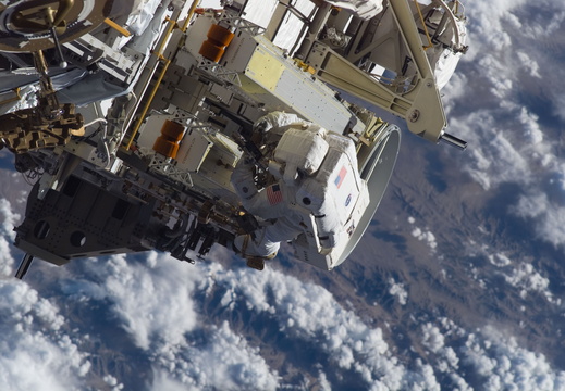 STS115-E-05624