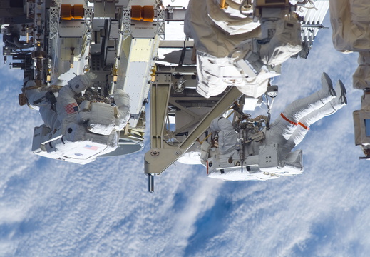 STS115-E-05632
