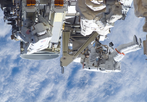 STS115-E-05633