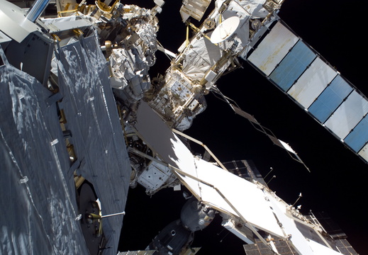 STS115-E-05743