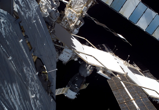 STS115-E-05744