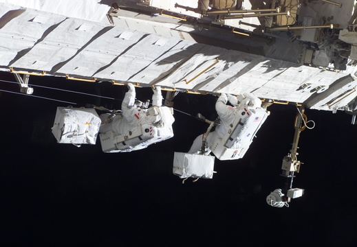 STS115-E-05783