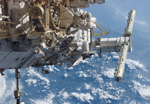 STS115-E-05792