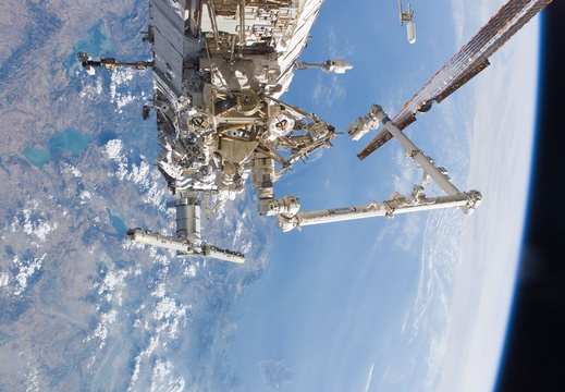 STS115-E-05804