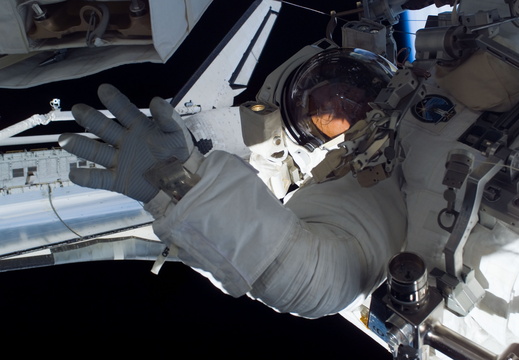 STS115-E-05844