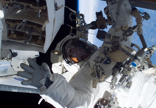 STS115-E-05847