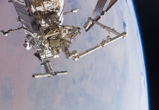 STS115-E-05881