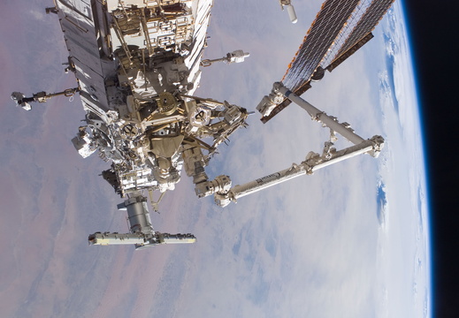 STS115-E-05884