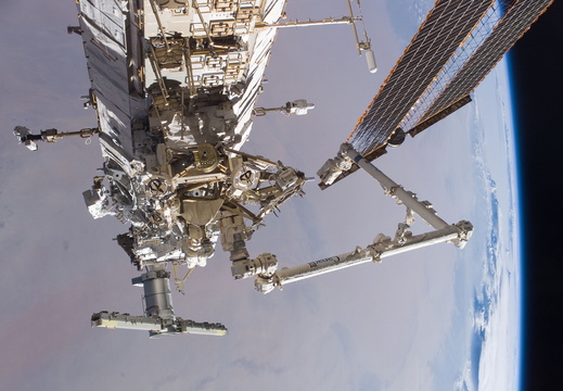 STS115-E-05895