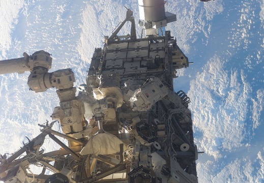 STS115-E-05905