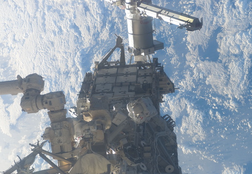STS115-E-05906