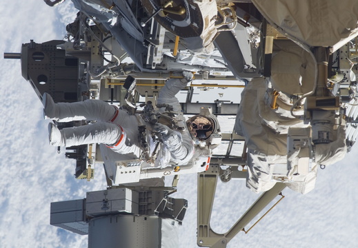 STS115-E-05946