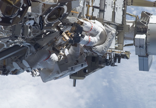 STS115-E-05974