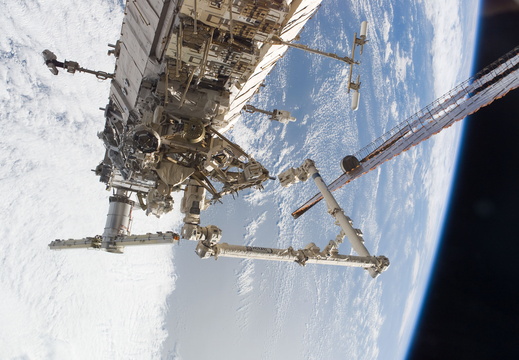 STS115-E-05992
