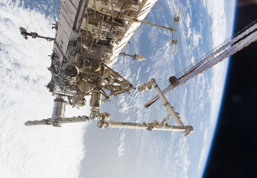 STS115-E-05993