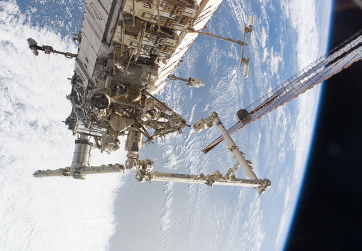 STS115-E-05994