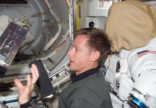 STS115-E-06014