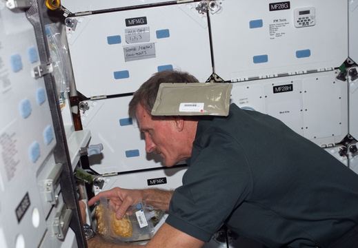 STS115-E-06019