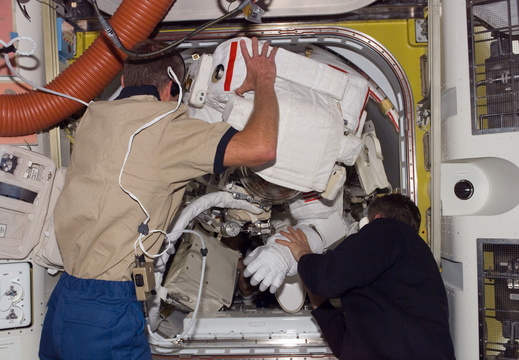 STS115-E-06095
