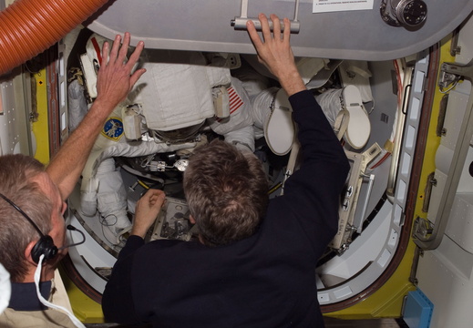 STS115-E-06100