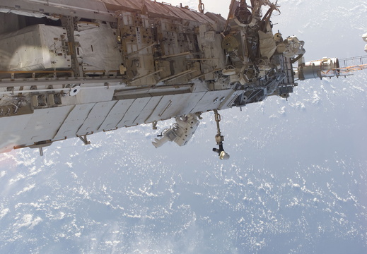 STS115-E-06105