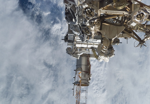 STS115-E-06127