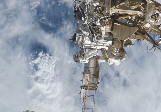 STS115-E-06130