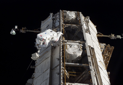 STS115-E-06172