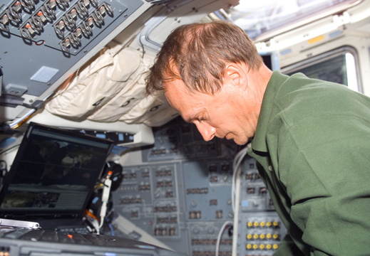 STS115-E-07670
