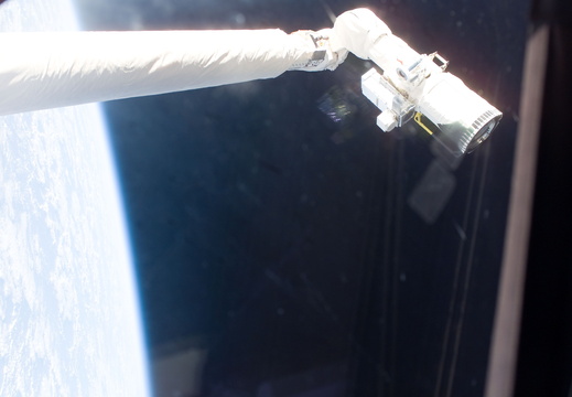 STS115-E-07678