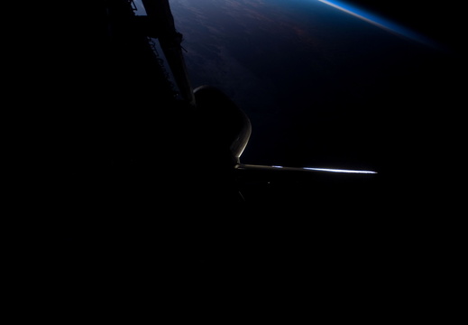 STS115-E-07892